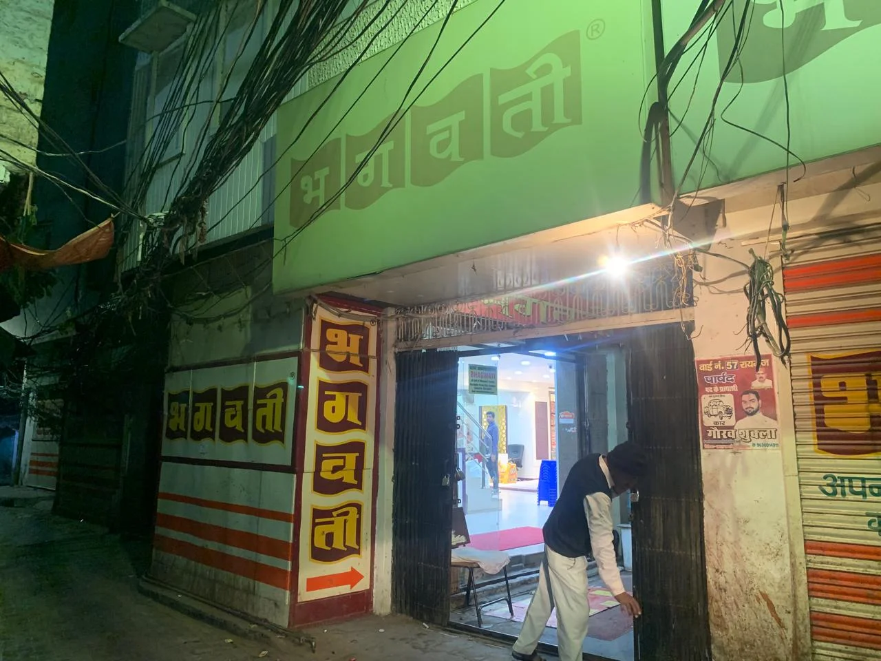 bhagwati murbba gali best lehenga shop in gorakhpur